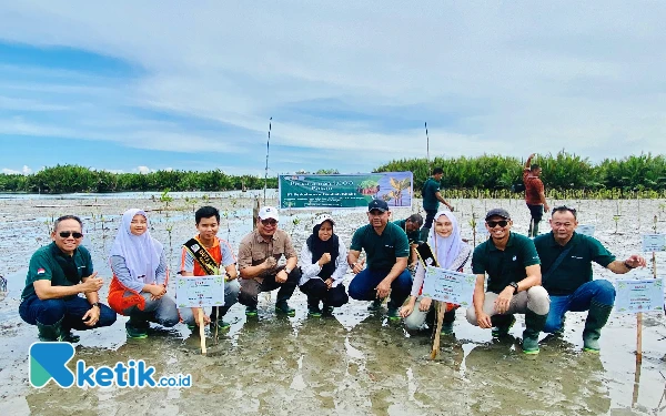 Lestarikan Hutan Bakau, DLH Aceh Singkil Bersama PT. PLB Tanam 5000 Bibit di Pesisir Singkil Lama