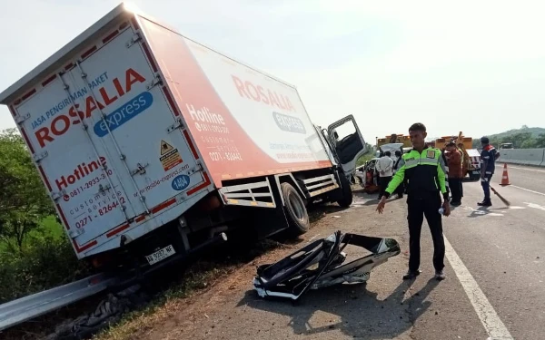 Thumbnail Berita - Mobil Kru TV One dan Truk Ekspedisi Alami Kecelakaan di Tol Pemalang, 3 Orang Tewas