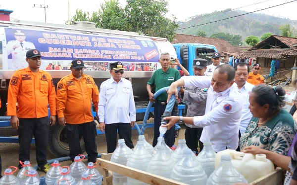 Thumbnail Berita - Kekeringan di Trenggalek, BPBD Jatim Beri Bantuan Air Bersih