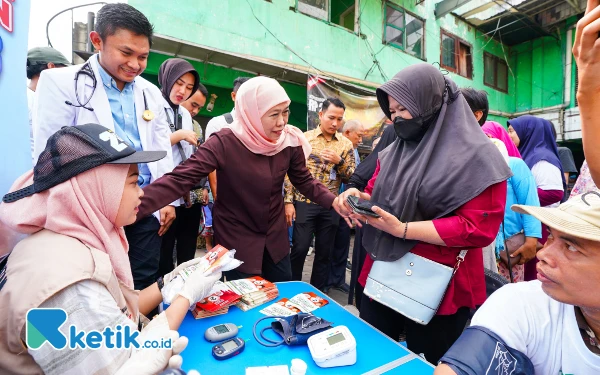 Thumbnail Berita - Gencarkan Blusukan, Elektabilitas Cagub Jatim Nomor Urut 2 Khofifah-Emil Terus Meroket