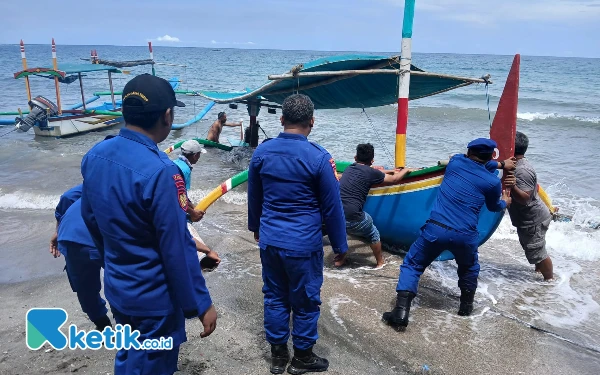 Thumbnail Berita - Satpolairud Polres Situbondo Evakuasi Perahu Nelayan yang Karam Dihantam Ombak