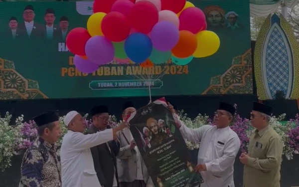 Thumbnail Berita - Pentas Seni Hingga Haul Ulama, Begini Meriahnya Puncak Hari Santri Nasional 2024 di Tuban