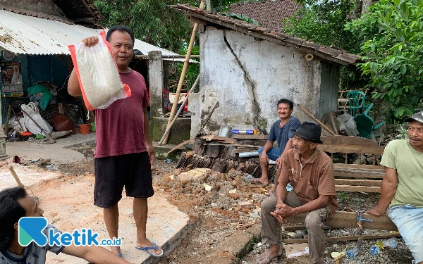 Thumbnail Berita - Bantuan Kemanusiaan Paslon Rijanto-Beky Dipermasalahkan, Warga Blitar Berang