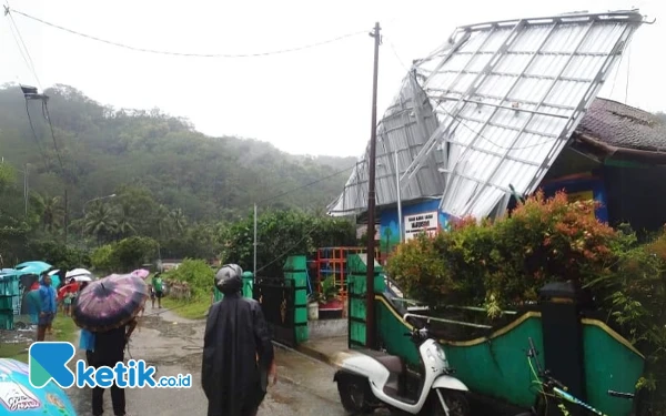 Thumbnail Awas! Musim Hujan Tiba, Puting Beliung Renggut Puluhan Atap di Pacitan