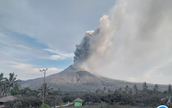 Thumbnail Berita - Kolom Abu Erupsi Gunung Lewotobi Laki-laki Capai 2.484 Mdpl