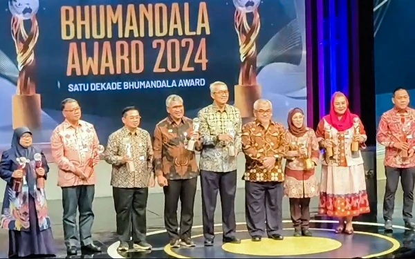 Thumbnail Berita - Selesaikan Batas Wilayah, Pemkot Surabaya Bawa Penghargaan Bhumandala Award