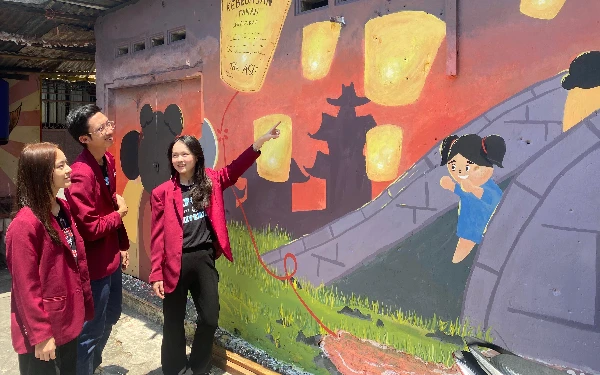 Thumbnail Berita - Mahasiswa VCD Universitas Ciputra Maknai Hari Pahlawan dengan Mural di Kampung Tambak Bayan