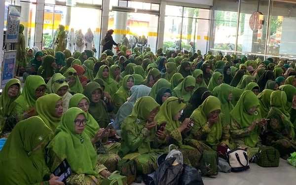 Thumbnail Muslimat NU Cianjur tumpah ruah menghadiri pengajian akbar di Hypermart (08/11/2024) (Foto: Ai Habibah for Ketik.co.id)