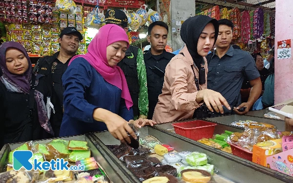 Khofifah Blusukan ke Pasar Paing, Disambut Meriah Pedagang dan Pembeli