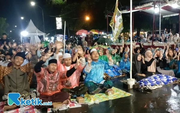 Thumbnail Berita - Meski Diguyur Hujan, Ribuan Santri Khidmat Ikuti Pemalang Bersholawat Akbar