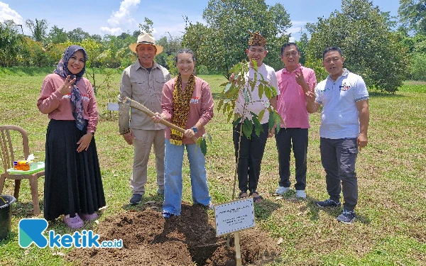 Thumbnail Berita - Ketum PP Tidar Rahayu Saraswati Tanam Pohon Bersama Arum Sabil di City Forest Jember