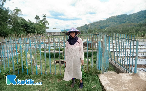 Thumbnail Surianah (70), pemilik lahan sawah yang menjadi tempat ditemukannya situs Tegur Wangi. Menurut Surianah, situs ini ditemukan pada 1976 ketika kakeknya mencurigai lahan sawah di situ sering kekeringan. (Foto: Wisnu Akbar Prabowo/Ketik.co.id)