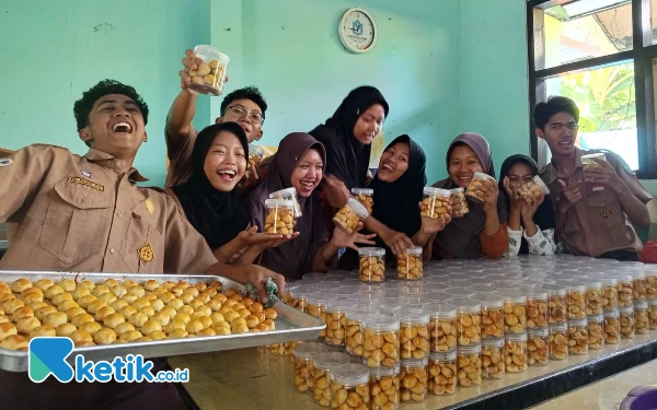 Thumbnail Berita - Rezeki Tak Terduga, DT Pastry Bakery SMAN 1 Gondangwetan Dapat Pesanan 300 Toples dari ITS