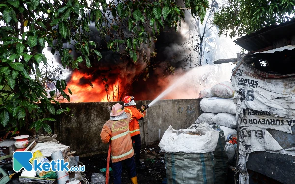 Thumbnail Berita - Usaha Rongsokan di Palembang Terbakar: Lalai Bakar Sampah, 5 Unit Damkar Dikerahkan