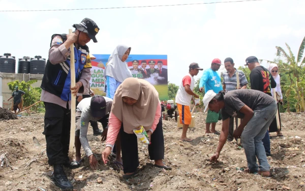 Thumbnail Berita - Gerakan Tanam Jagung di Surabaya: Sinergi Pemkot dan Polres Demi Ketahanan Pangan