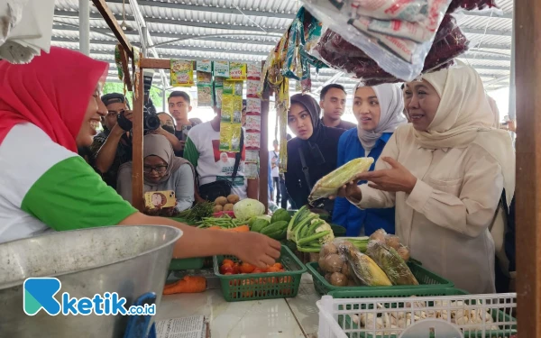 Thumbnail Berita - Khofifah Blusukan ke Pasar Nambangan Surabaya, Serap Aspirasi Pedagang dan Pembeli