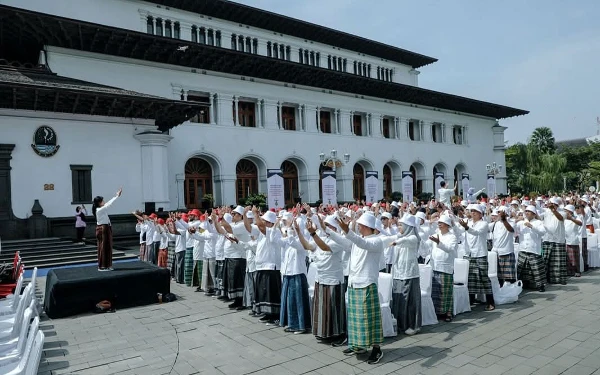 Pecah, ASN Jabar Kenakan Sarung Tenun Terbanyak Masuk Rekor Muri