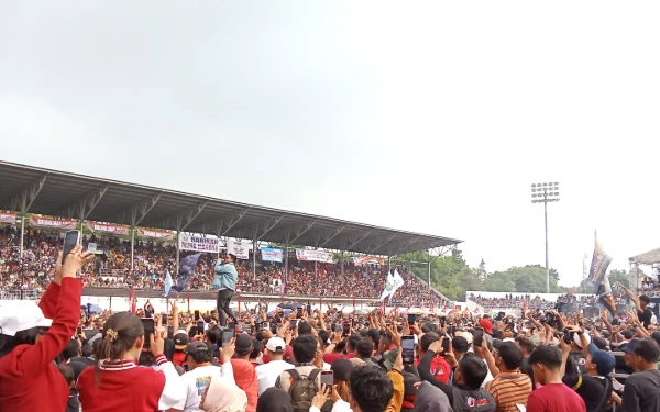 Kampanye Akbar Paslon 02 Pilbup Lumajang di Stadion Semeru Full Penonton