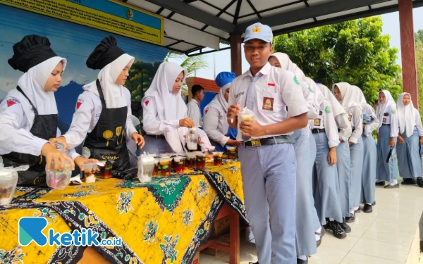 Thumbnail Berita - DT SMA Negeri 1 Soko Tuban Gelar Bakti Karya, Dukung Kegiatan Makan Sehat di Hari Guru Nasional