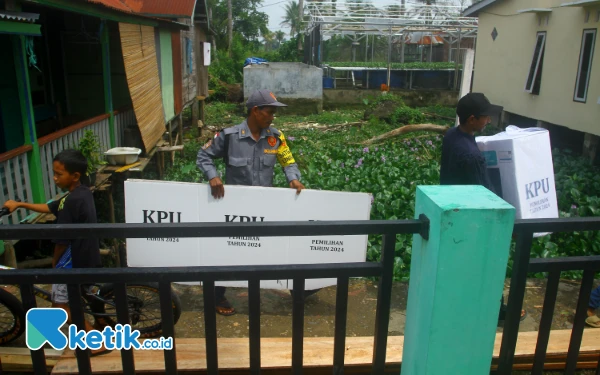 Thumbnail Petugas keamanan Kelompok Penyelenggara Pemungutan Suara (KPPS) mengangkut logistik Pemilihan kepala Derah (Pilkada) Serentak 2024 di daerah perairan Kota Palembang, Selasa 26 November 2024. Pendistribusian logistik Pilkada pemilihan Wali Kota dan Wakil Wali Kota Palembang dan pemilihan Gubernur dan Wakil Gubernur Sumsel dilakukan ke 9 Tempat Pemungutan Suara (TPS) yang berada di perairan Kecamatan Gandus, Kertapati, dan Satu Ilir Kota Palembang. Wahyu Rahmanto/Ketik.co.id