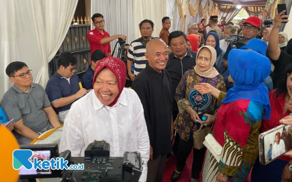 Thumbnail Tri Rismaharini saat datang untuk mencoblos di TPS 16 Kelurahan Jajar Tunggal Kecamatan Wiyung. (Foto: Shinta Miranda/Ketik.co.id)