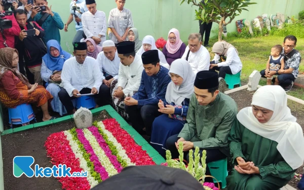 Thumbnail Berita - Sebelum Nyoblos, Khofifah Ziarah ke Makam dan Doa Bersama Anak Yatim