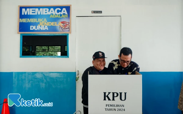 Thumbnail Salah seorang penyandang tuna netra, Ahmad Musholi (kiri, 44 tahun) sedang melakukan pencoblosan bersama pendamping. Para tuna netra di TPS 019 Kota Palembang bebas untuk mendapat pendampingan, baik dari pihak keluarga ataupun dari petugas KPPS. (Foto: Wisnu Akbar Prabowo/Ketik.co.id)