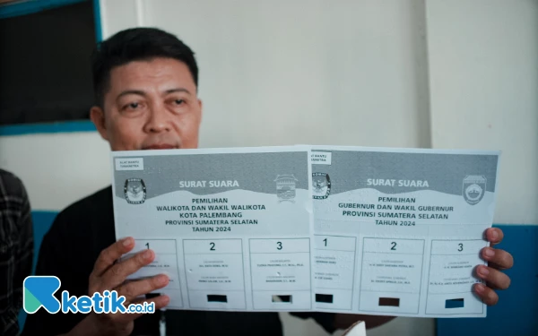 Thumbnail Ketua KPPS TPS 019 Kota Palembang, Nuryadi menunjukkan mal atau kartu bantu yang digunakan oleh para penyandang tuna netra. Mal tersebut dilengkapi huruf braille sesuai dengan kalimat yang tertera di surat suara. (Foto: Wisnu Akbar Prabowo/Ketik.co.id)