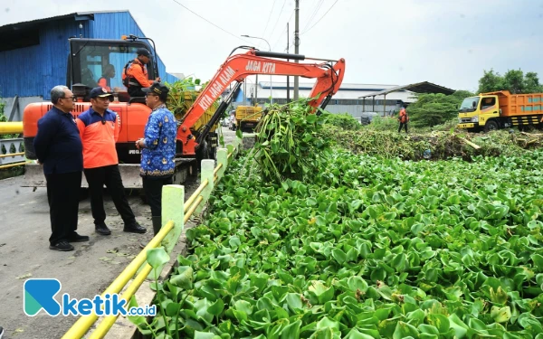 Thumbnail Berita - Empat Desa Kecamatan Taman Sidoarjo Banjir, BPBD Jatim Terjunkan 3 Alat Berat Bersihkan Sungai Kali Buntung