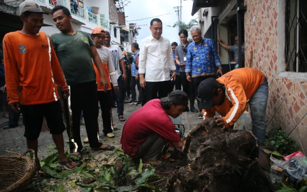 Thumbnail Berita - Puting Beliung Terjang Surabaya: Wali Kota Eri Cahyadi Turun Langsung Bantu Warga