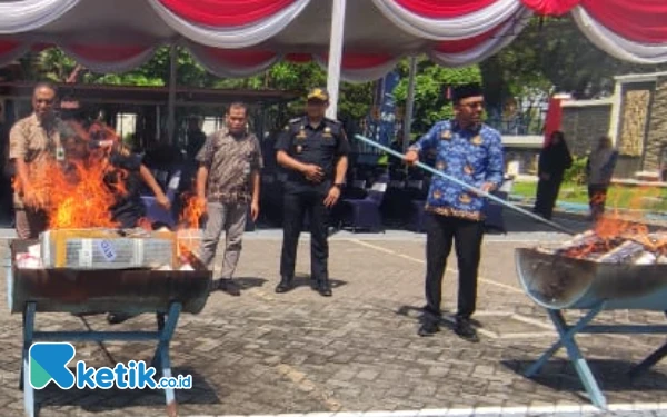 Thumbnail Berita - Bea Cukai Juanda Musnahkan Berbagai Barang Sitaan, Selamatkan Potensi Kerugian Negara Rp14 Miliar