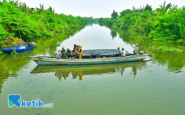 Thumbnail Perahu tradisional yang membawa insan pers, petugas gabungan beserta logistik Pilkada 2024, singgah sejenak di dermaga Belvara Bluru Kidul, karena beberapa petugas harus bergeser ke dermaga Penatarsewu untuk distribusi logistik Pilkada 2024 menuju Dusun Kalikajang, Desa Gebang, Kecamatan Sidoarjo, Kabupaten Sidoarjo, Jawa Timur, Selasa, 26 November 2024. Sebagian insan pers ikut naik perahu logistik untuk membersamai petugas demi bisa mengawal langsung proses demokrasi agar dapat berjalan dengan baik dan juga untuk menghadirkan karya jurnalistik yang berkualitas. Di Dusun Kalikajang, ada 204 orang yang tercatat dalam Daftar Pemilih Tetap Pilkada 2024, dengan rincian 102 laki-laki dan 102 perempuan. (Foto: Achmad Fazeri/Ketik.co.id)