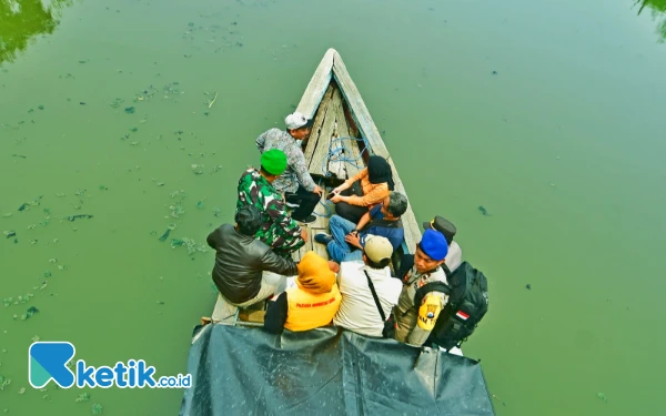 Thumbnail Insan pers (baju orange serta biru tua) bersama sejumlah petugas gabungan (KPPS, TNI, Polri, serta Linmas) di atas perahu tradisional yang sedang melaju untuk mendistribusikan logistik Pilkada 2024 menuju TPS 11 di Dusun Pucukan, Desa Gebang, Kecamatan Sidoarjo, Kabupaten Sidoarjo, Jawa Timur, Selasa, 26 November 2024. Pucukan merupakan salah satu dusun terpencil di ujung timur kabupaten yang dikenal dengan sebutan Kota Udang ini. (Foto: Achmad Fazeri/Ketik.co.id)