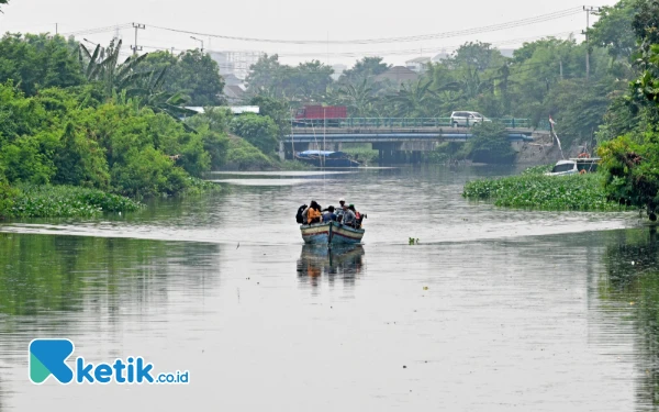 Thumbnail Perahu tradisional yang membawa insan pers, petugas gabungan beserta logistik Pilkada 2024 baru saja melaju meninggalkan dermaga TPI Bluru Kidul untuk menuju TPS 11 Dusun Pucukan, Desa Gebang, Kecamatan Sidoarjo, Kabupaten Sidoarjo, Jawa Timur, Selasa 26 November 2024. Untuk bisa menjangkau Dusun Pucukan, petugas harus menyusuri sungai kurang lebih sekitar 40 menit menggunakan perahu tradisional dari dermaga TPI Bluru Kidul. Selain Pucukan, juga ada dusun Kalikajang yang harus menyusuri sungai untuk mendistribusikan logistik Pilkada 2024. (Foto: Achmad Fazeri/Ketik.co.id)