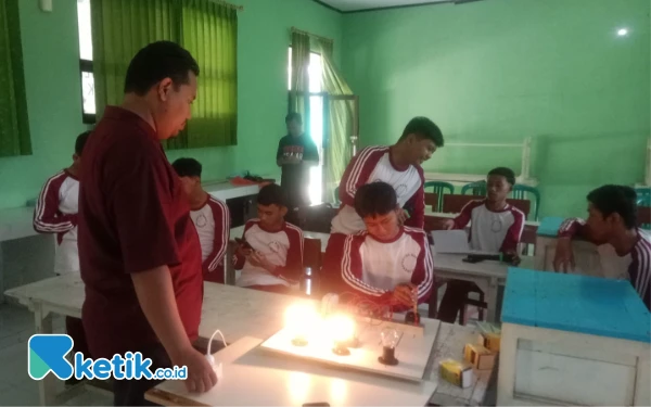 Thumbnail Berita - 'SMAKAR Lamp' Produk Unggulan Double Track Teknik Elektro SMAN 1 Karangjati Ngawi, Sukses Beri Peluang Usaha Siswa dan Alumni