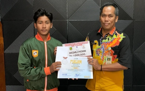 Thumbnail Ketua KORMI Sumenep Agus Hendriyono ( kanan ) serahkan reward pada atlet peraih medali perak ( foto : KORMI Sumenep for KETIK.co.id )