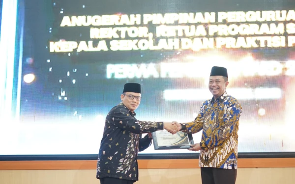 Thumbnail Berita - Rektor UNUJA KH Abdul Hamid Wahid Raih Anugerah Rektor Kiai Penggerak Perubahan