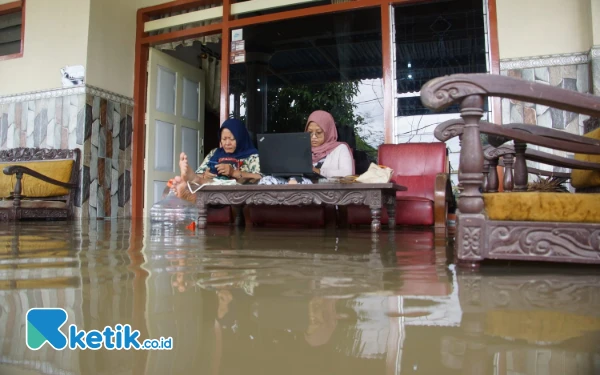 Thumbnail Luapan Afvour Watudakon Jombang membuat genangan air semakin tinggi. Sudah terhitung 8 hari banji menyelimuti daerah sekitar. (Foto: Karimatul Maslahah/Ketik.co.id)