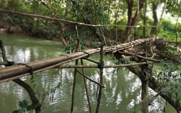 Thumbnail Jembatan bambu yang jadi .perlintasan warga dua desa antara Desa Ganding dan Desa Talaga ( foto : Ach. Suni )