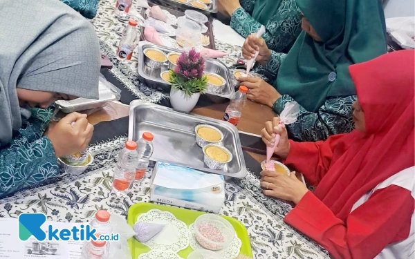 Thumbnail Berita - Peringati Hari Ibu, Emak-Emak di Surabaya Ikut Lomba Menghias Cup Cake