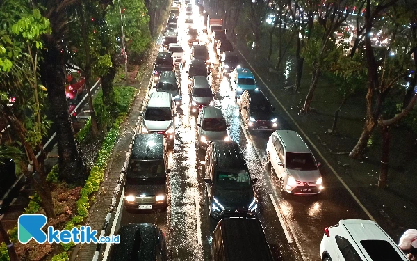 Thumbnail Berdasarkan pantauan Ketik.co.id, kemacetan di jl. Ahmad Yani masih berlangsung hingga pukul 19.00 WIB. Hujan gerimis juga belum reda. (Foto: Samsul/Ketik.co.id)