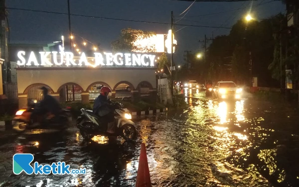 Thumbnail Banjir bukan hanya melanda jalanan protokol kota Surabaya. Jalan di kawasan pemukiman salah satunya di daerah Ketintang, Kecamatan Gayungsari juga terdampak banjir. (Foto: Suyono/Ketik.co.id)