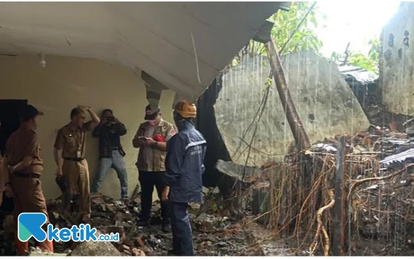 Thumbnail Berita - Tembok Gedung Kelurahan Sisir Jebol Dihantam Pagar Plaza Batu yang Roboh