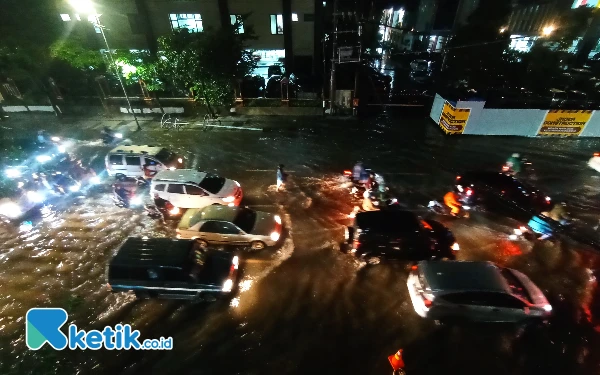 Thumbnail Berita - Banjir Kepung Surabaya di Malam Natal, Eri Cahyadi: Sepurane Sing Akeh Wargaku