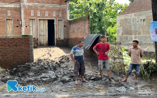 Thumbnail Berita - Pasca Banjir, Kelurahan Lesanpuro Masih Diselimuti Lumpur