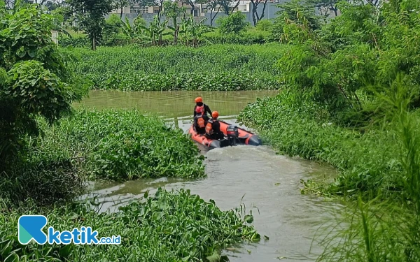 Thumbnail Berita - BPBD Surabaya Perluas Pencarian Balita 3,5 Tahun yang Terseret Arus di Selokan