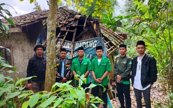 Thumbnail Ade menuturkan bahwa bantuan sembako tersebut diserahkan langsung kepada Ibu Sopiah yang terdiri dari berbagai kebutuhan pokok seperti beras, gula, minyak, dan lain-lain (26/12/2024) (Foto: Ade for Ketik.co.id)