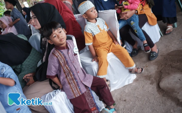 Thumbnail Sejumlah orangtua sedang menemani anak-anak yang masih menunggu giliran untuk dikhitan. Khitan gratis yang diadakan oleh Satu Amal Indonesia secara khusus diperuntukkan bagi anak-anak yatim serta kaum dhuafa. (Foto: Wisnu Akbar Prabowo/Ketik.co.id)