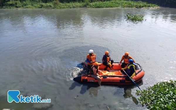 Thumbnail Berita - Balita Hilang Tercebur Selokan di Surabaya Ditemukan Meninggal, Jenazah Tertutup Eceng Gondok