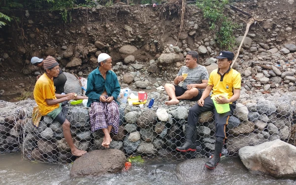 Thumbnail Berita - Kawat Bronjong Bantuan BPBD Bondowoso Mulai Dipasang di Leprak